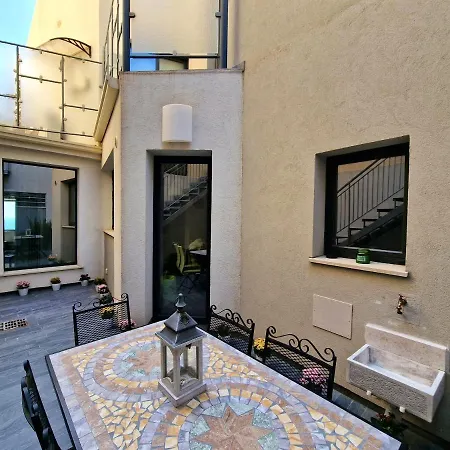 The White Domus Apartmán